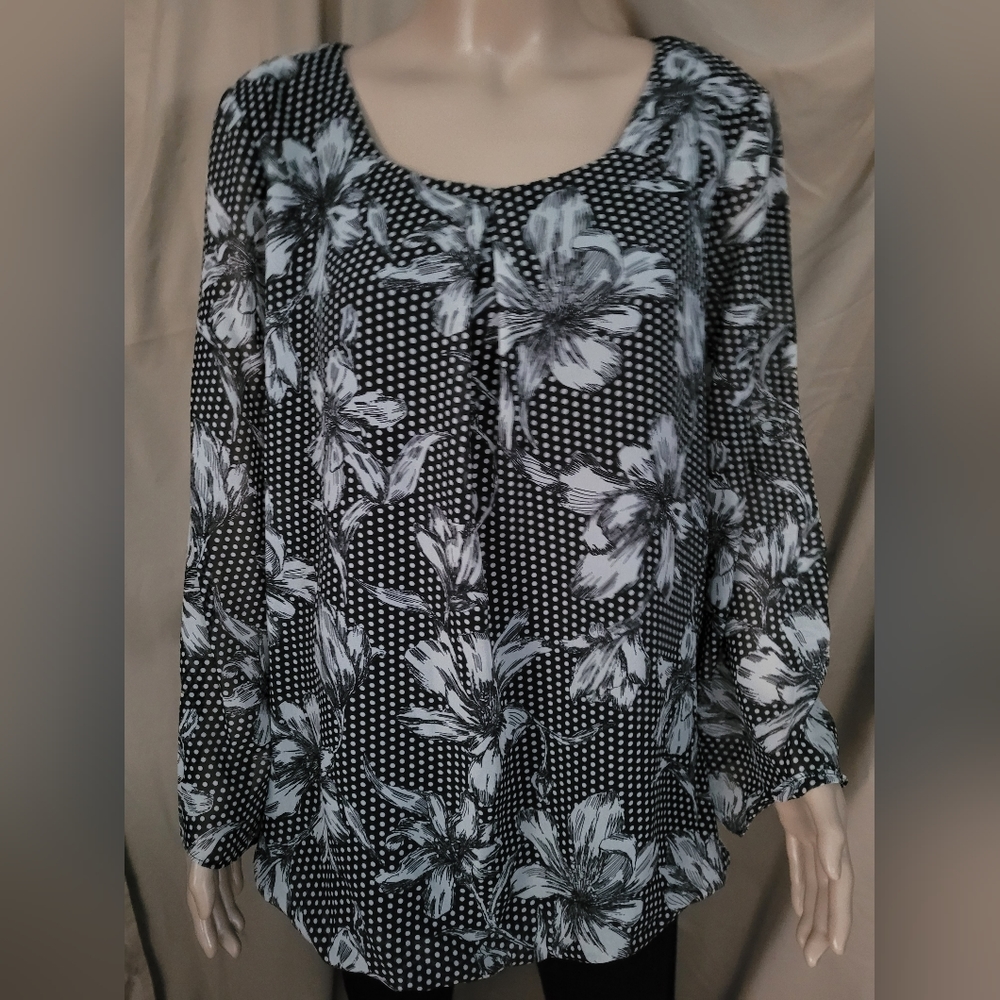Large Womens Longsleeve Pullover Top.by Apt.9 (Black &white/lining)